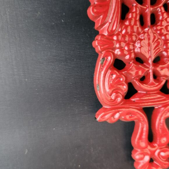 Cast Iron Eagle Grapes Mini Trivets Red Enamel Set 2 Virginia Metalcrafters Vtg - Picture 9 of 10